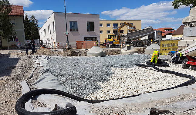 Der Aufbau des Schwammstadtkörpers beim Kriegerdenkmal